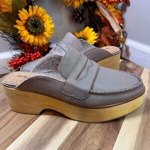 Kelsi Dagger Brooklyn Window Dove Clog Sz 9.5M in Wild Veg Leather